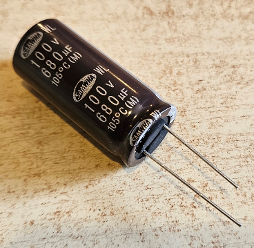 680/100V, 105C, Ø18x10mm, ±20%, Kondensators elektrolītisks, 5000h, SAMWHA, ar lokaniem izvadiem