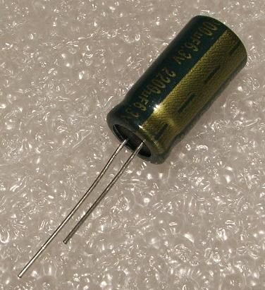 2200/6.3V, 105C, Ø10x20mm, ±20%, Kondensatori zemas induktivitātes, Jamicon, 30mR, 2000h, ar lokaniem izvadiem