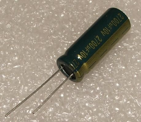 2700/10V, 105C, Ø10x28mm, ±20%, Kondensatori zemas induktivitātes, Jamicon, 30mR, 2000h, ar lokaniem izvadiem