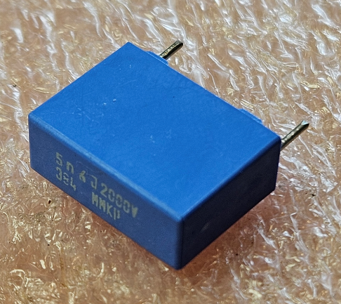 5.6nF/2000VDC, 680VAC, ±5%, polipropilēnu kondensātors 15mm, 7x13.5x18mm, Pilkor