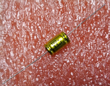 3.3/100V, 105C, Ø10x17mm, ±20%, kondensators elektrolitiskais nepolārais -II-, ELNA, ar lokaniem aksialiem izvadiem