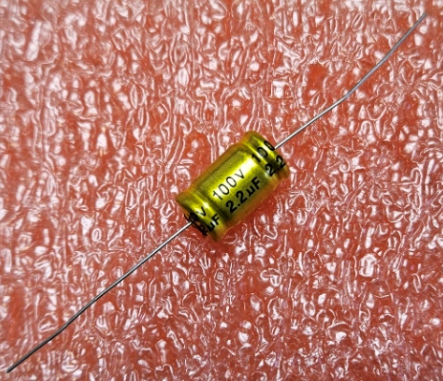 2.2/100V, 105C, Ø10x17mm, ±20%, kondensators elektrolitiskais nepolārais -II-, ELNA, ar lokaniem aksialiem izvadiem