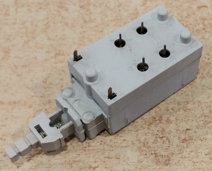 Sledzējs ME7, 5/80A 250VAC, augsts, ar papildus kontaktiem