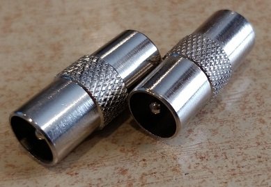 TV štekers uz TV štekers metalā pārēja