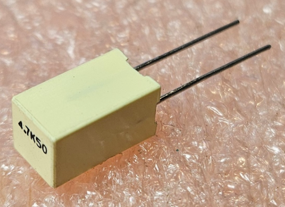 4.7mkF/50VDC, 30VAC, ±10%, poliesters kondensātors 5mm, 7.2x7.2x13mm, KEMET