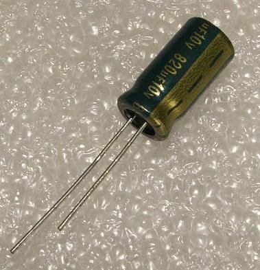 820/10V, 105C, Ø8x16mm, ±20%, Kondensatori zemas induktivitātes, 76mR, 1000h, Jamicon, ar lokaniem izvadiem