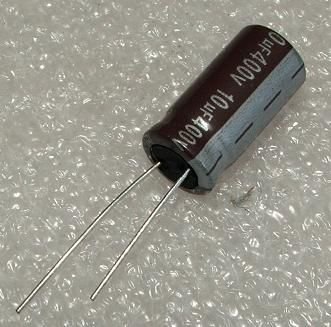 10/400V, 105C, Ø10x20mm, ±20%, Kondensatori zemas induktivitātes, 5000h, Jamicon, ar lokaniem izvadiem