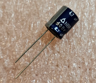 4.7/500V, 105C, Ø10x12.5mm, ±20%, Kondensators elektrolītisks, 5000h, SamYoung Electronics, ar lokaniem izvadiem