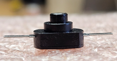 Poga SPDT, OFF-ON, 0.5A/30VDC, THT, 26(12)x8x8.5mm, ar fiksaciju, uz saslēgšanu