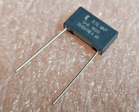 5.6nF/1600VDC, 650VAC, ±5%, polipropilēnu kondensātors 15mm, 4x18x10mm, KEMET