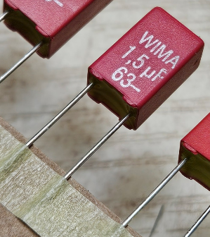 1.5mkF/63VDC, 40VAC, ±5%, poliesters kondensātors, 5mm, 5.5x11.5x7.2mm, WIMA