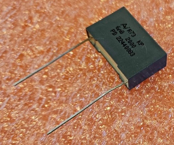 6.8nF/2000VDC, 500VAC, ±5%, polipropilēns kondensātors 22.5mm, 26.5x8.5x17mm, KEMET