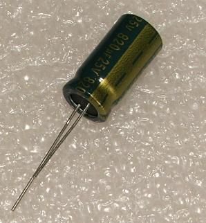 820/25V, 105C, Ø10x20mm, ±20%, Kondensatori zemas induktivitātes, 45mR, 2000h, Jamicon, ar lokaniem izvadiem