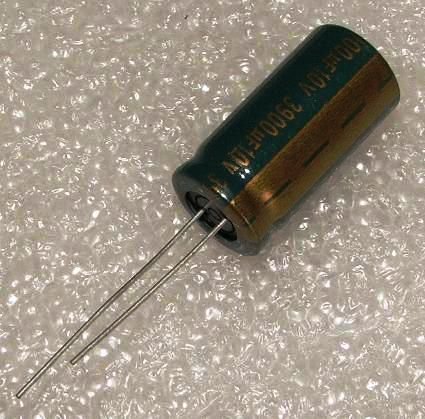 3900/10V, 105C, Ø12.5x25mm, ±20%, Kondensatori zemas induktivitātes, 2000h, Jamicon, 22mR, ar lokaniem izvadiem