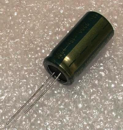 2200/16V, 105C, Ø12.5x25mm, ±20%, Kondensatori zemas induktivitātes, 2000h, Jamicon, 23mR, ar lokaniem izvadiem