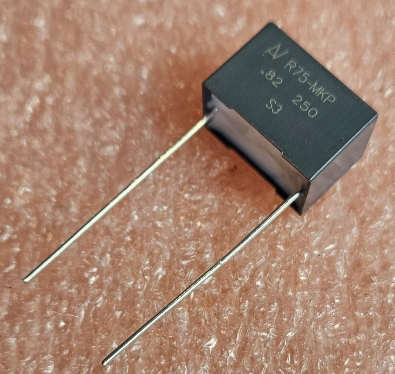 820nF/250VDC, 160VAC, ±5%, plēves, poliefirs kondensators, 15mm, 18x13x12mm, KEMET