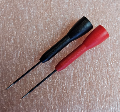 Testera adtas komplekts 2gab., asais gals, diametrs 1.5mm, ligzdas izmērs 2mm, sarkans+melns, L=80mm