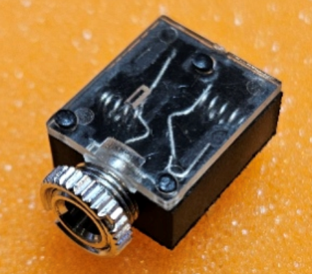 3.5mm ligzda, mono, plastmasas, uz šasija, skūvajamais M6