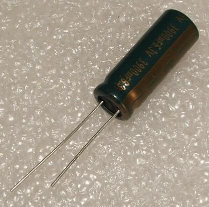3900/6.3V, 105C, Ø10x28mm, ±20%, Kondensatori zemas induktivitātes, Jamicon, 26mR, 2000h, ar lokaniem izvadiem
