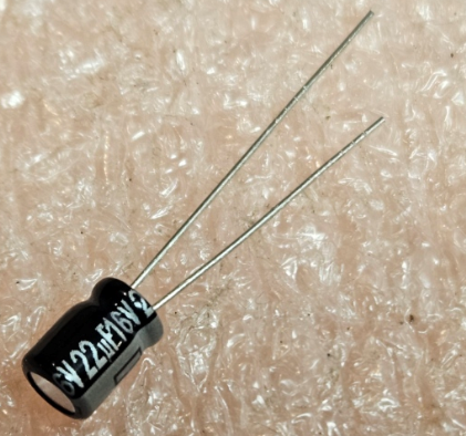 22/16V, 105C, Ø5x7mm, ±20%, Kondensators elektrolītisks, 1000h, PANASONIC, ar lokaniem izvadiem