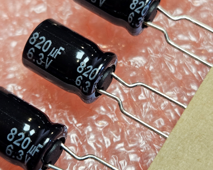 820/6.3V, 105C, Ø8x11.5mm, ±20%, Kondensatori zemas induktivitātes, 56mR, 6000h, PANASONIC, ar lokaniem izvadiem