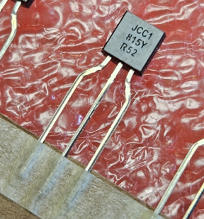 2SC1815Y Tranzistors NPN, 60V, 0.15A, 0.4W, hFE=120...240, 80MHz => 2SC3331, TO-92