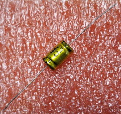 4.7/100V, 105C, Ø10x17mm, ±20%, kondensators elektrolitiskais nepolārais -II-, ELNA, ar lokaniem aksialiem izvadiem