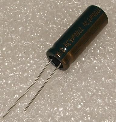 2700/6.3V, 105C, Ø10x28mm, ±20%, Kondensatori zemas induktivitātes, 2000h, Jamicon, 25mR, ar lokaniem izvadiem