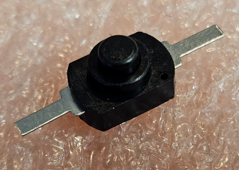Poga SPDT, OFF-ON, 0.5A/30VDC, THT, 26(12)x8x8.5mm, ar fiksaciju, uz saslēgšanu