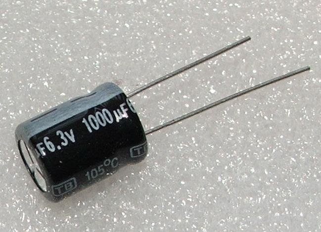 1000/6.3V, 105C, Ø10x12.5mm, ±20%, TB sērija, Kondensatori zemas induktivitātes, 6000h, Jamicon, ar lokaniem izvadiem