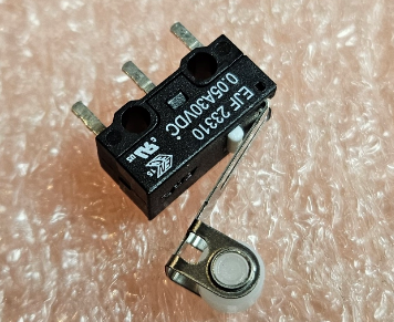 Mikropārslēdzējs ar sviru (ar ruliti) L=15mm, SPDT, ON-(ON), 0.5A/30VDC, 12.8x5.8x6.5mm, viens kontakts, ECE